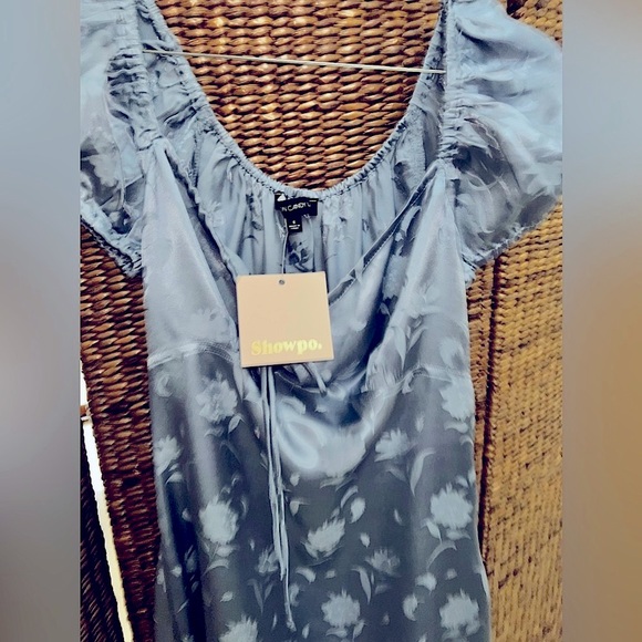 📘🛋 Showpo Different Roles Dress in Blue Satin 🛋📘 Size S (8) BNWT - Picture 5 of 11
